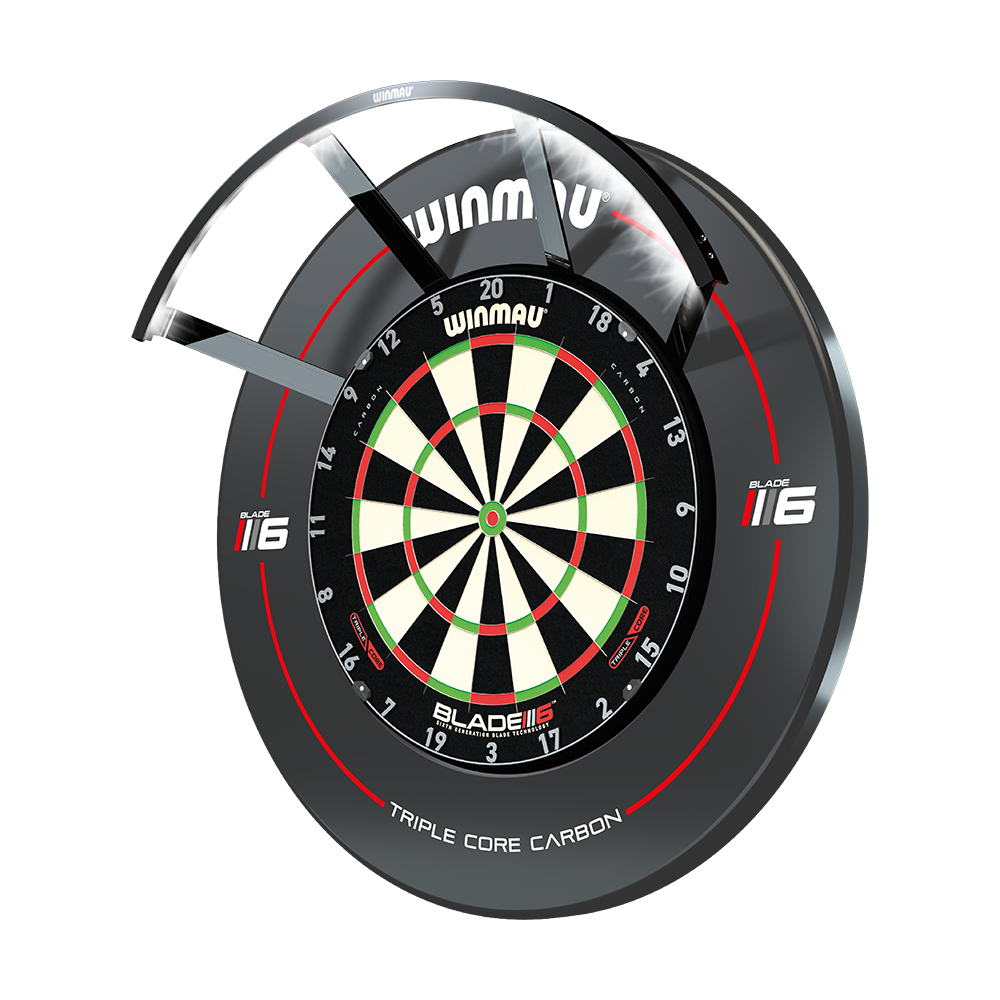 Das Bild zeigt das Produkt "Winmau Polaris 120° LED Dartboard Light" an einem Dartboard montiert. Die LED-Beleuchtung sorgt für eine klare und gleichmäßige Ausleuchtung des Dartboards.